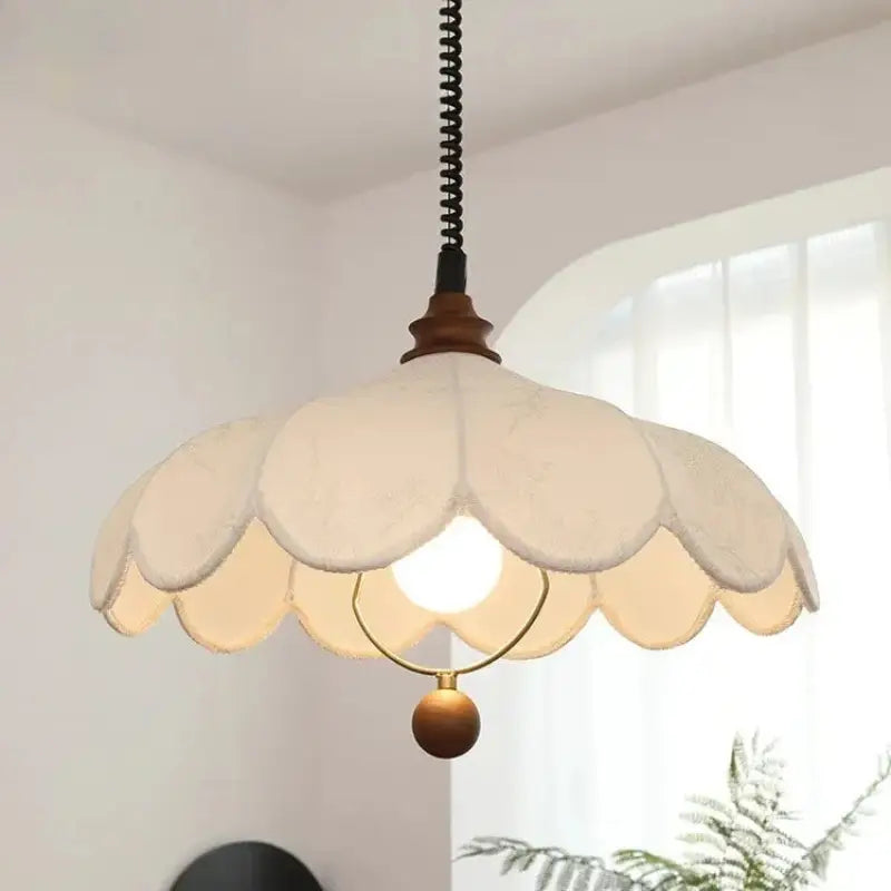 Suspension moderne en tissu ondulé blanc design élégant