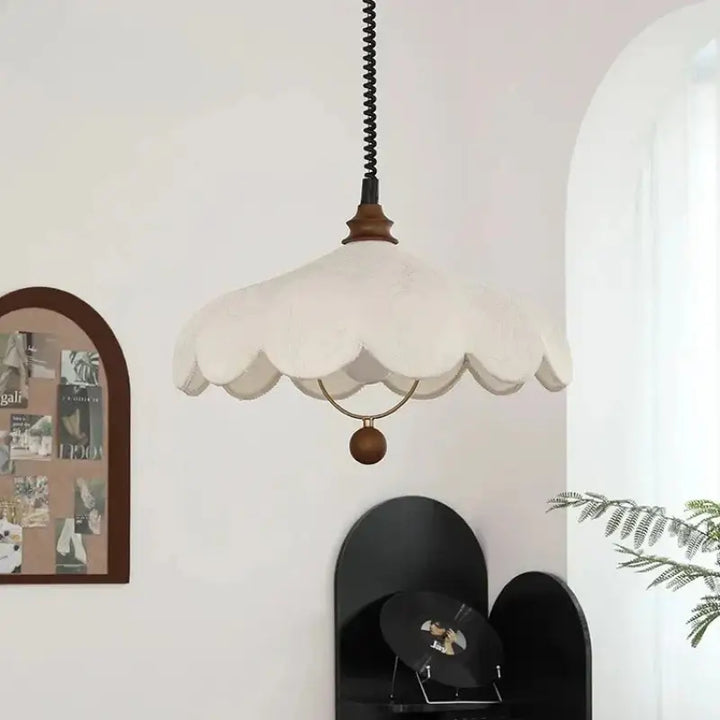 Suspension moderne en tissu ondulé blanc design élégant