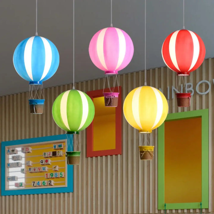 Suspensions en forme de montgolfière avec un motif rayé coloré en bleu, rose, rouge, vert et jaune.