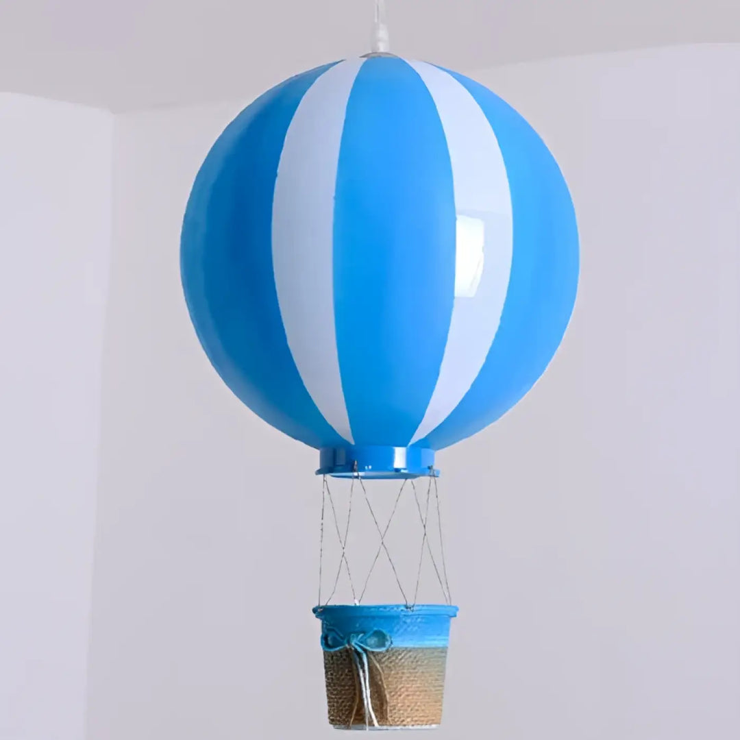 Suspension luminaire lobba montgolfière bleu et blanc rayé avec un panier tressé en osier élégant pour décoration intérieure