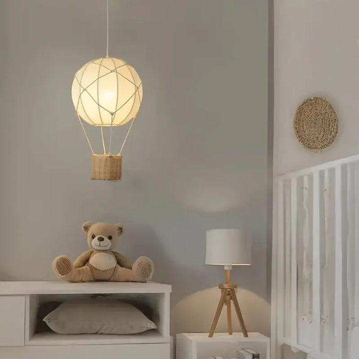 Suspension luminaire montgolfière design avec panier en rotin chic