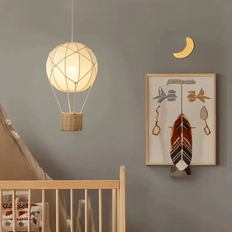 Suspension luminaire montgolfière design avec panier en rotin chic