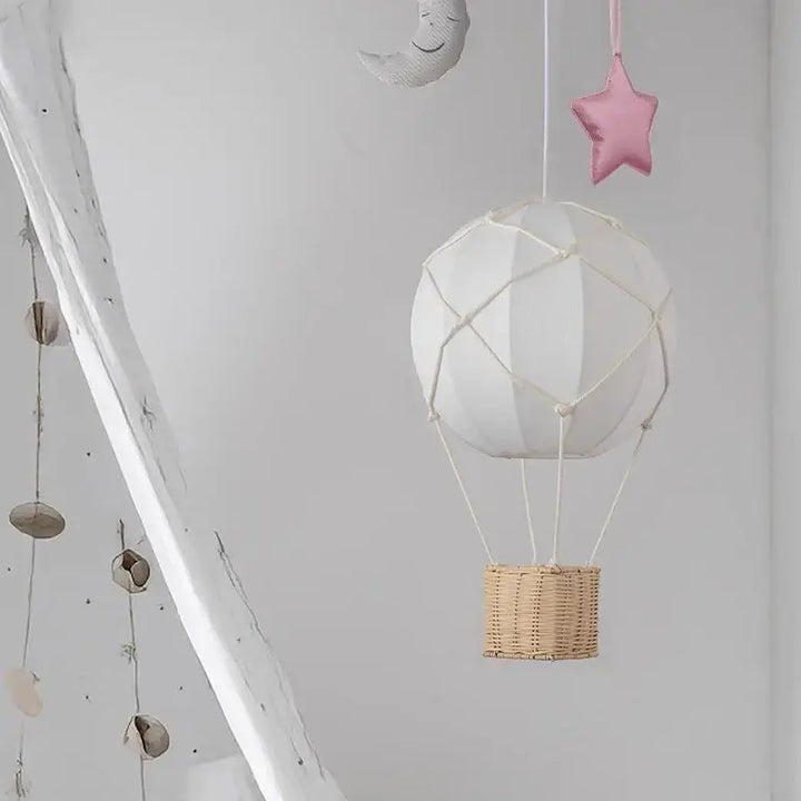 Suspension luminaire montgolfière design avec panier en rotin chic