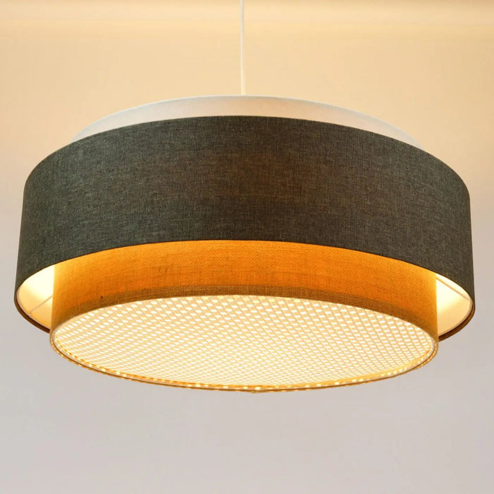 Suspension luminaire doblo boho elegant avec abat-jour en tissu gris foncé, anneau doré chaud et diffuseur en maille perforée