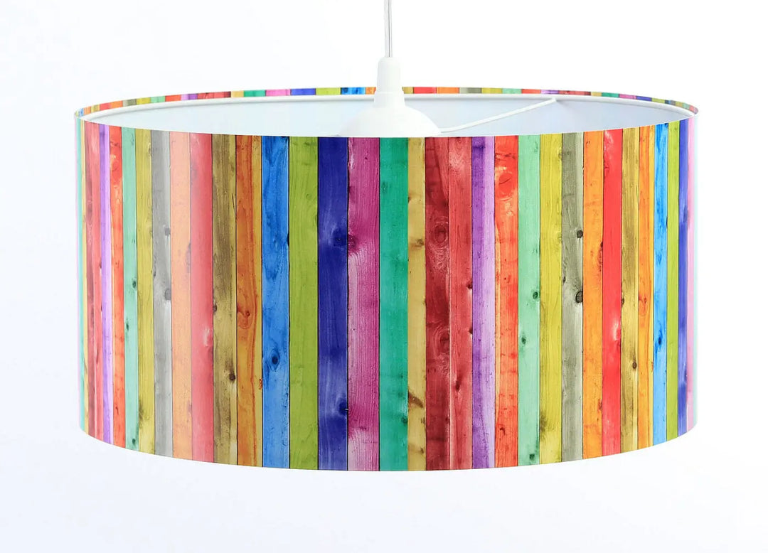 Suspension luminaire multicolore cylindrique avec motif bois vertical vibrant et visible grain et noeuds