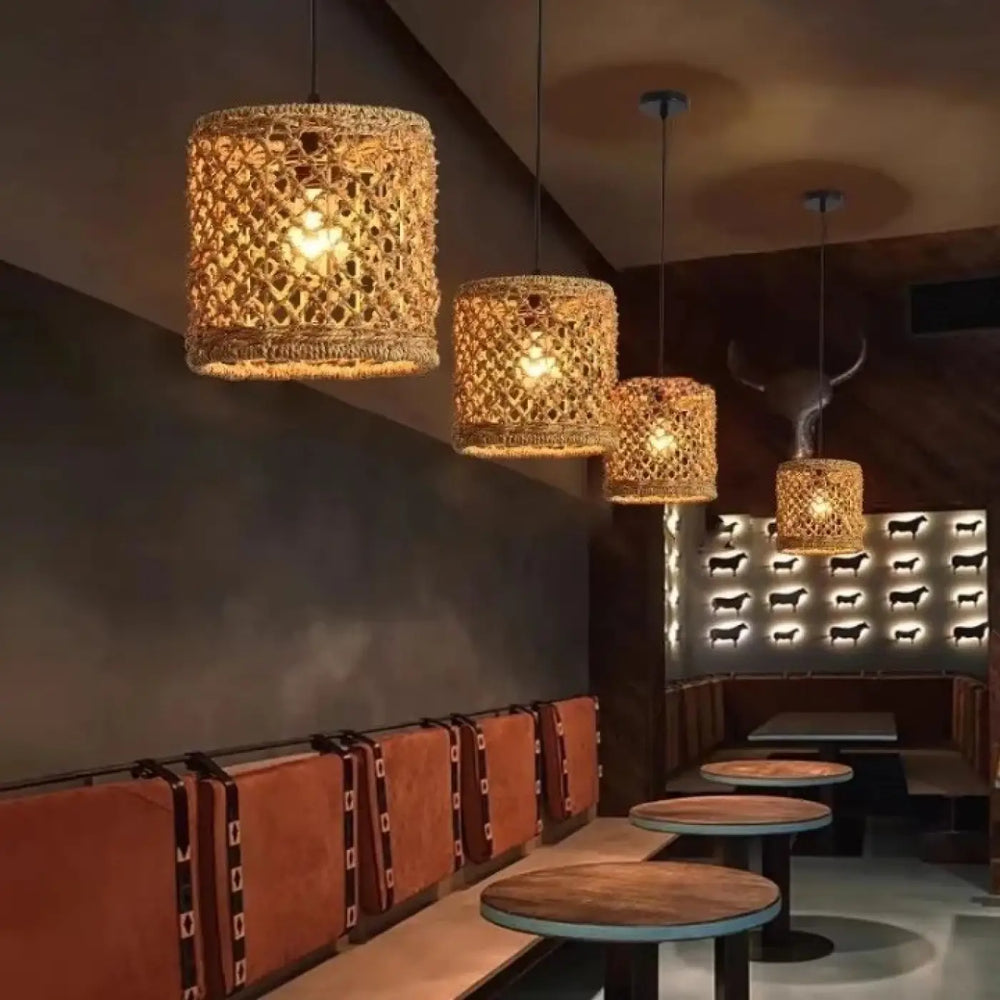 Suspension luminaire maïlo en rotin tressé avec motifs en treillis et lumière chaude idéale suspension luminaire nature