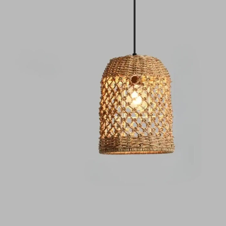 Suspension luminaire maïlo en rotin tressé naturel avec une lumière chaleureuse dorée pour une ambiance nature