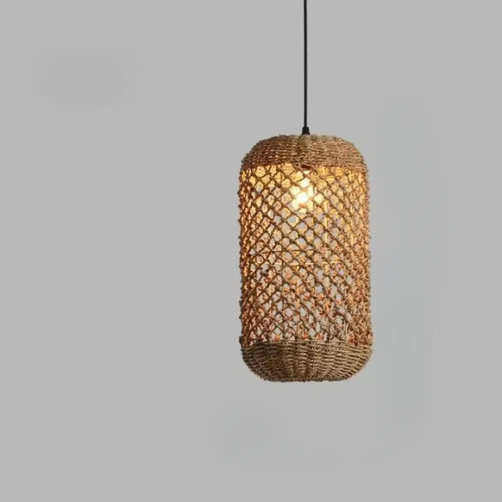 Suspension luminaire maïlo en rotin tressé naturel avec ampoule chaleureuse suspendue pour ambiance nature