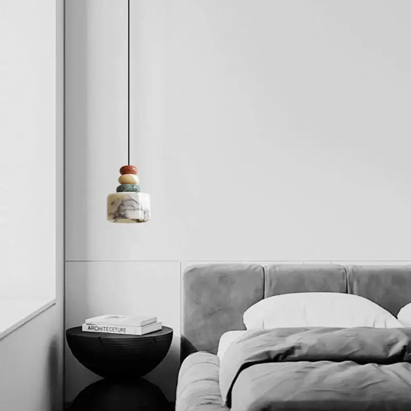 Suspension luminaire noir et blanc avec 3 boules colorées