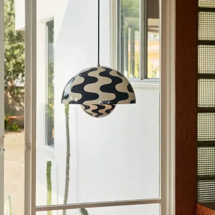 Suspension luminaire noir et blanc zébré comme le célèbre gâteau

