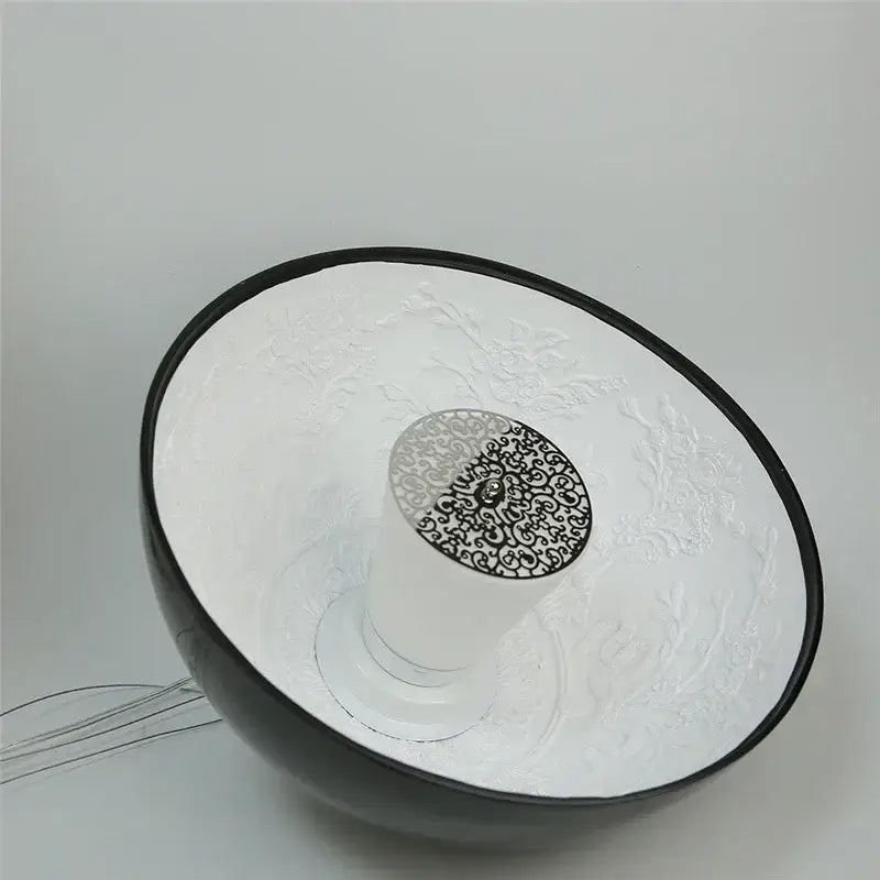 Suspension luminaire noir avec des gravures blanches à l'intérieur

