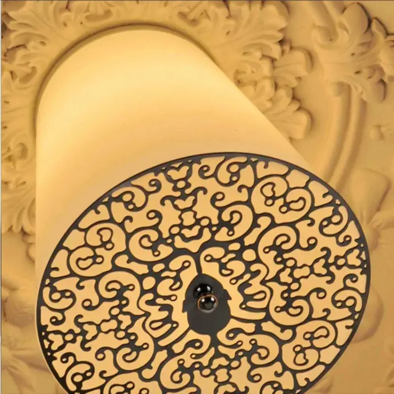 Suspension luminaire noir avec des gravures blanches à l'intérieur

