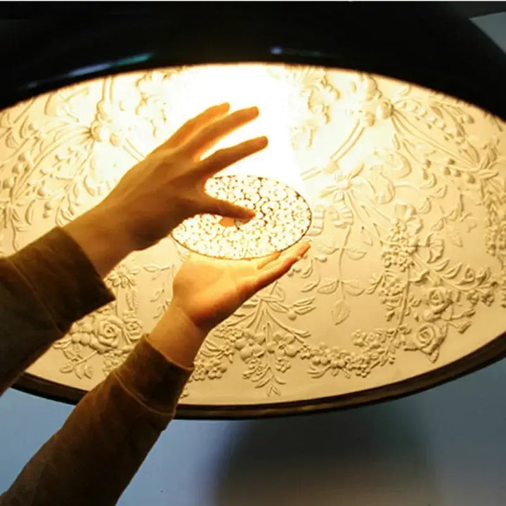 Suspension luminaire noir avec des gravures blanches à l'intérieur

