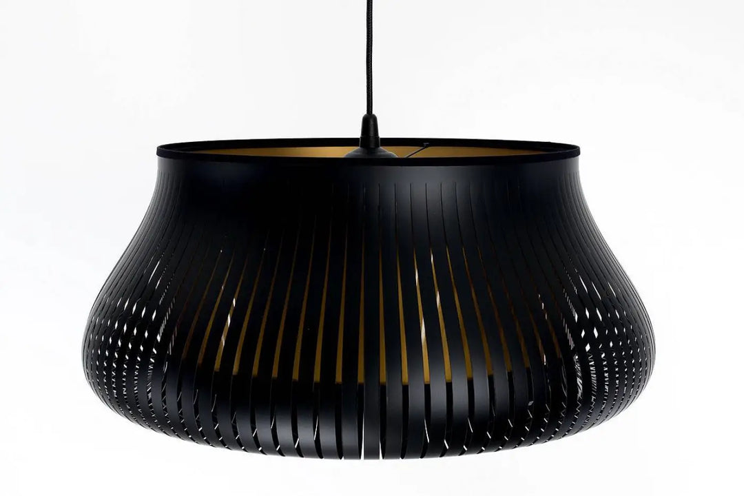 Suspension luminaire oblo noir doré avec design moderne à lanières verticales et lumière intérieure dorée chaleureuse