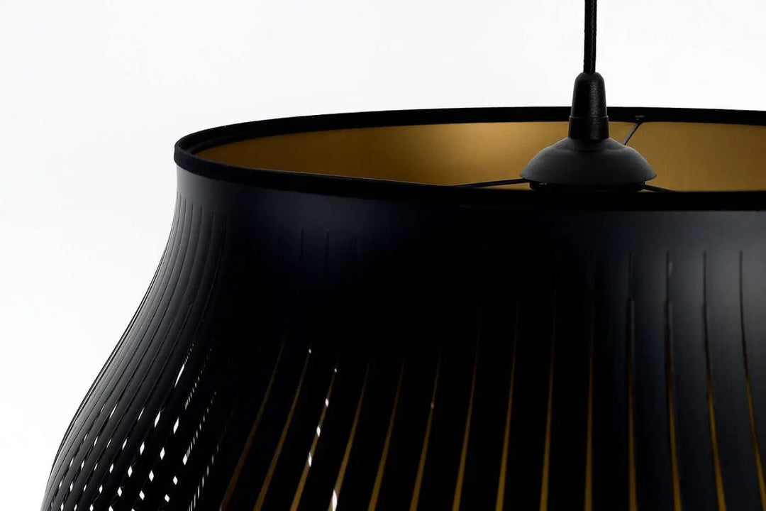 Suspension luminaire oblo noir avec extérieur cannelé élégant et intérieur doré chaud pour un éclairage design
