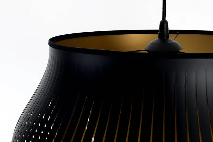Suspension luminaire oblo noir avec extérieur cannelé élégant et intérieur doré chaud pour un éclairage design