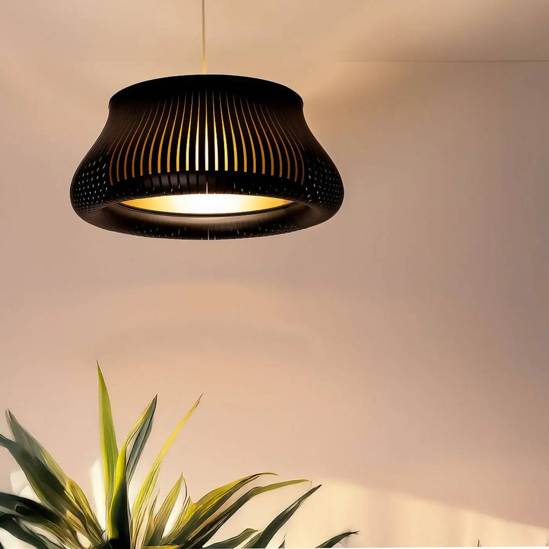 Suspension luminaire oblo noir doré avec abat-jour à lattes verticales diffusant une lumière chaude et douce