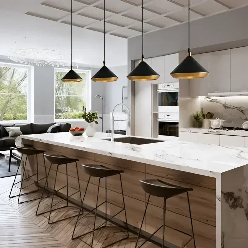 Suspension luminaire noir ou blanc avec des détails dorés

