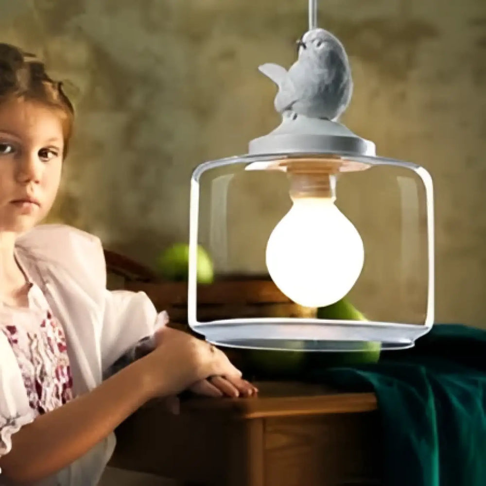 Suspension luminaire ornee avec oiseau en céramique blanche presque sculpturale sur verre transparent et ampoule givrée