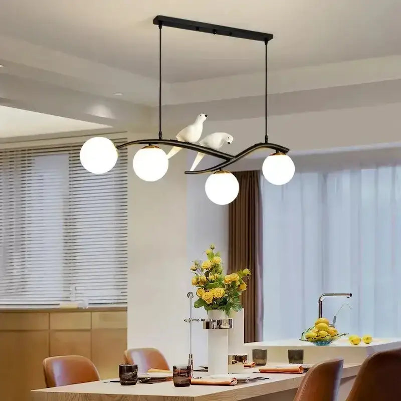 Suspension luminaire avec oiseaux et boules de verre élégantes