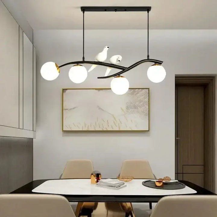 Suspension luminaire avec oiseaux et boules de verre élégantes