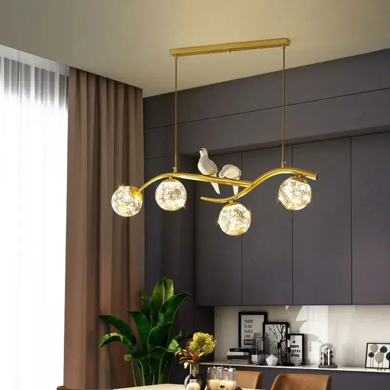 Suspension luminaire avec oiseaux et boules de verre élégantes