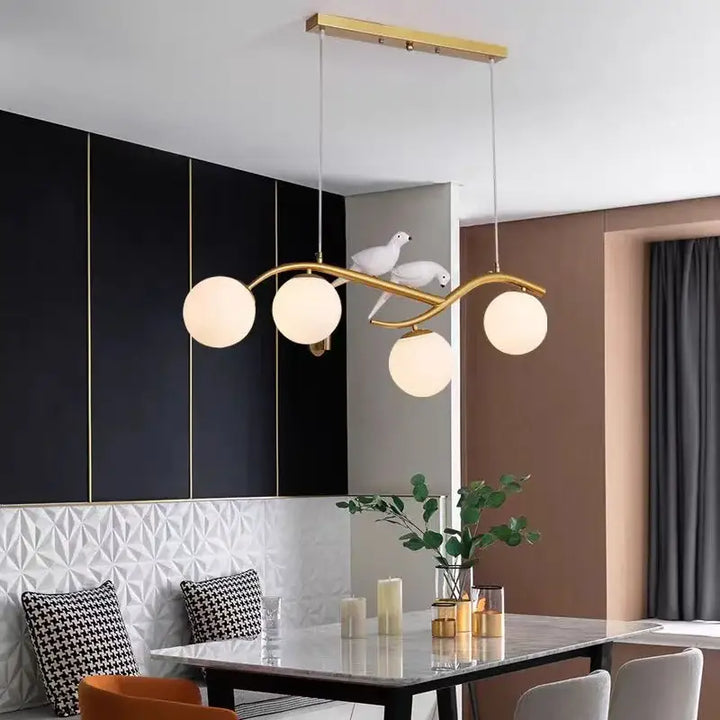 Suspension luminaire avec oiseaux et boules de verre élégantes