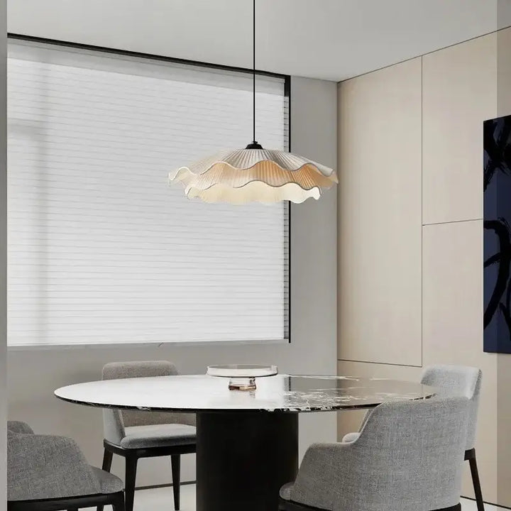 Suspension luminaire ondulée blanche en forme de fleur épuré