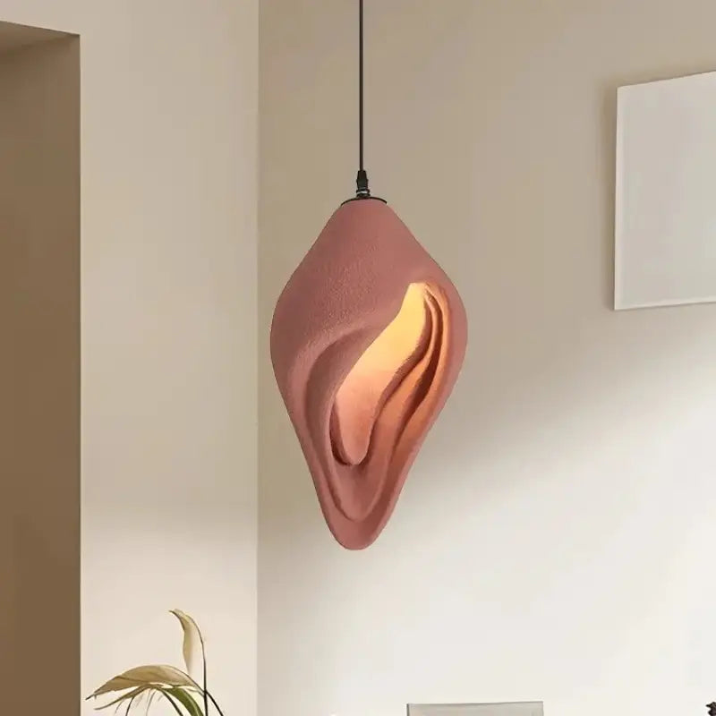 Suspension luminaire original en forme de cocon rouge ocre

