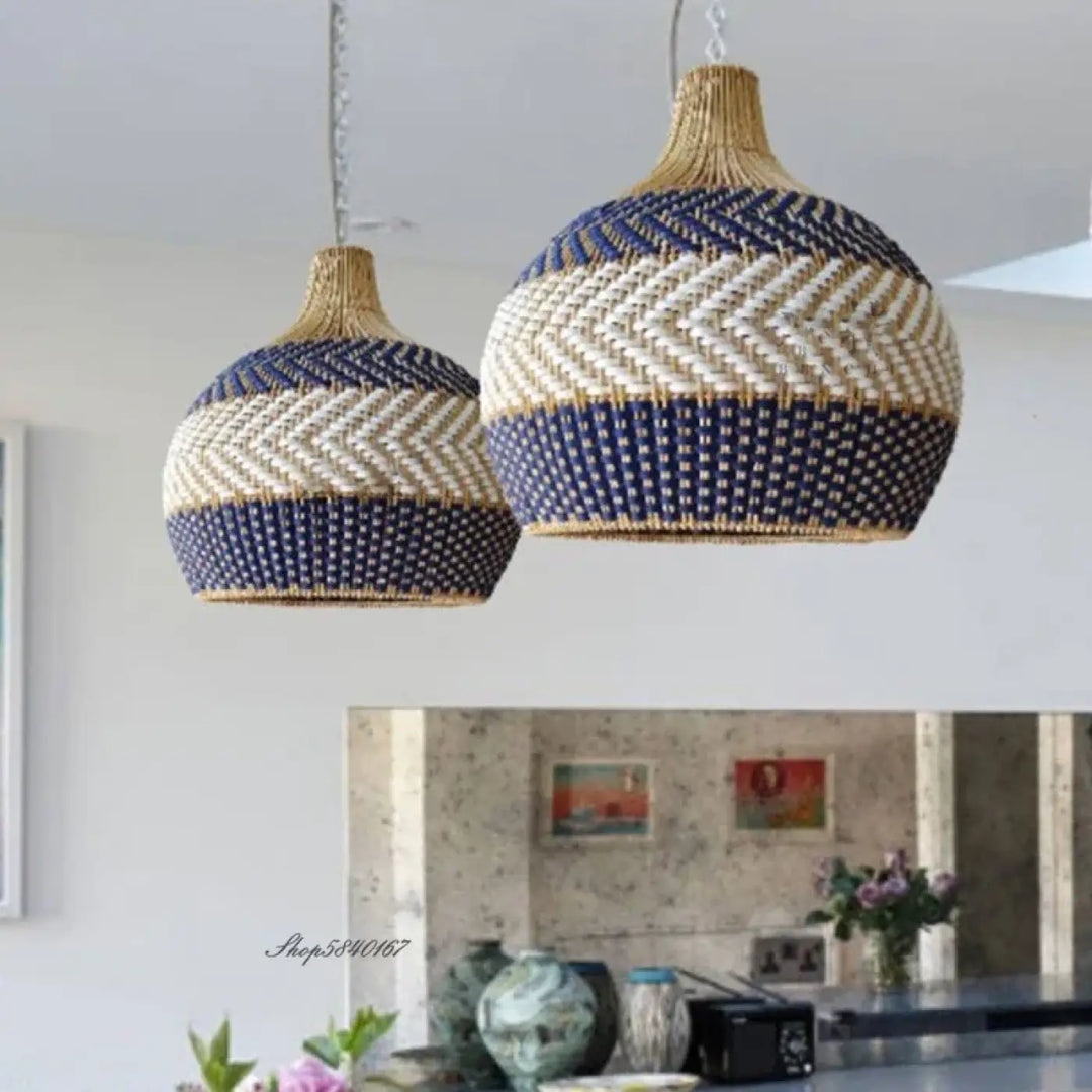Suspension luminaire vannia en osier tissé artisanal avec motif zigzag bleu marine et crème en fibres naturelles
