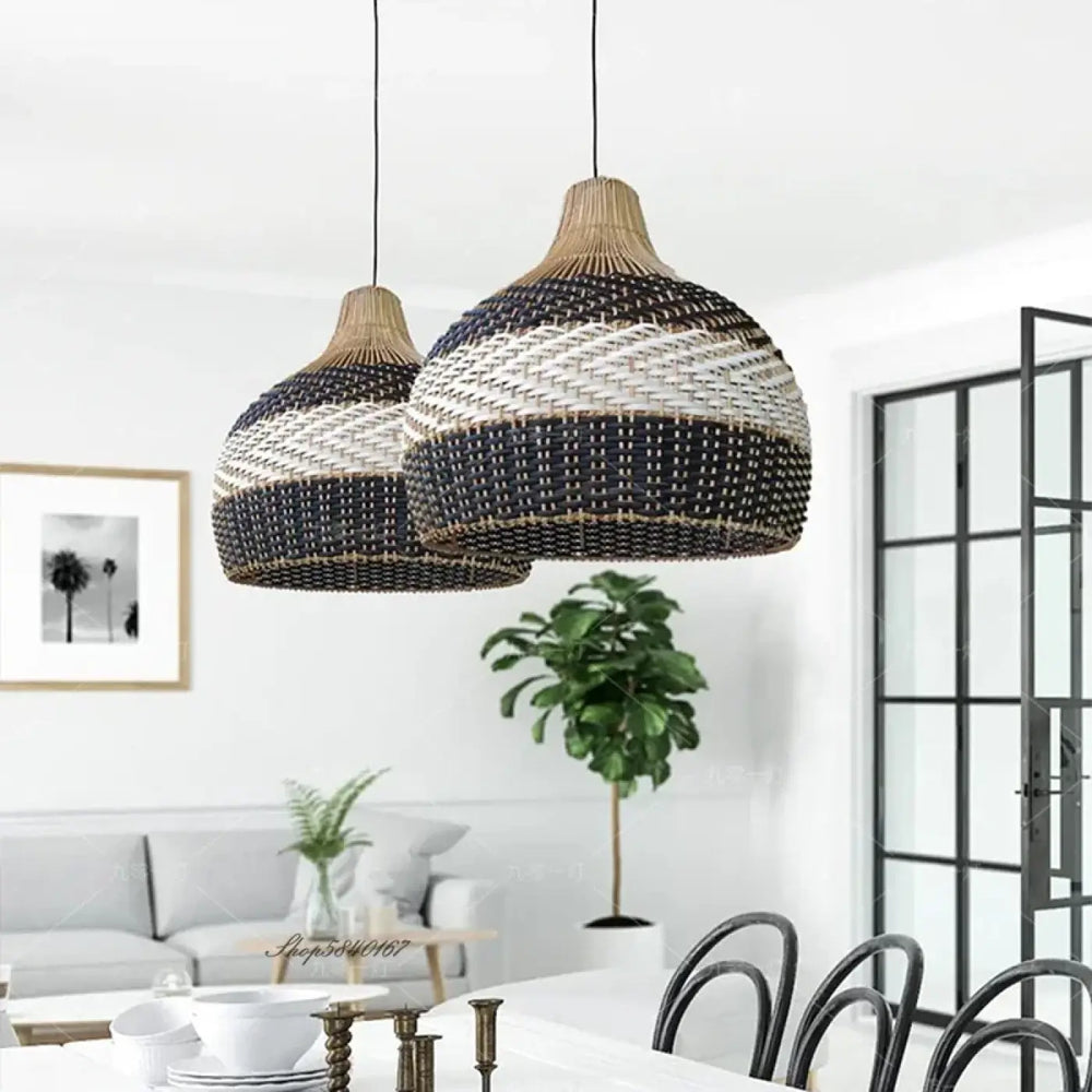 Suspension luminaire vannia en osier tissé noir et blanc avec texture en fibre naturelle design artisanal