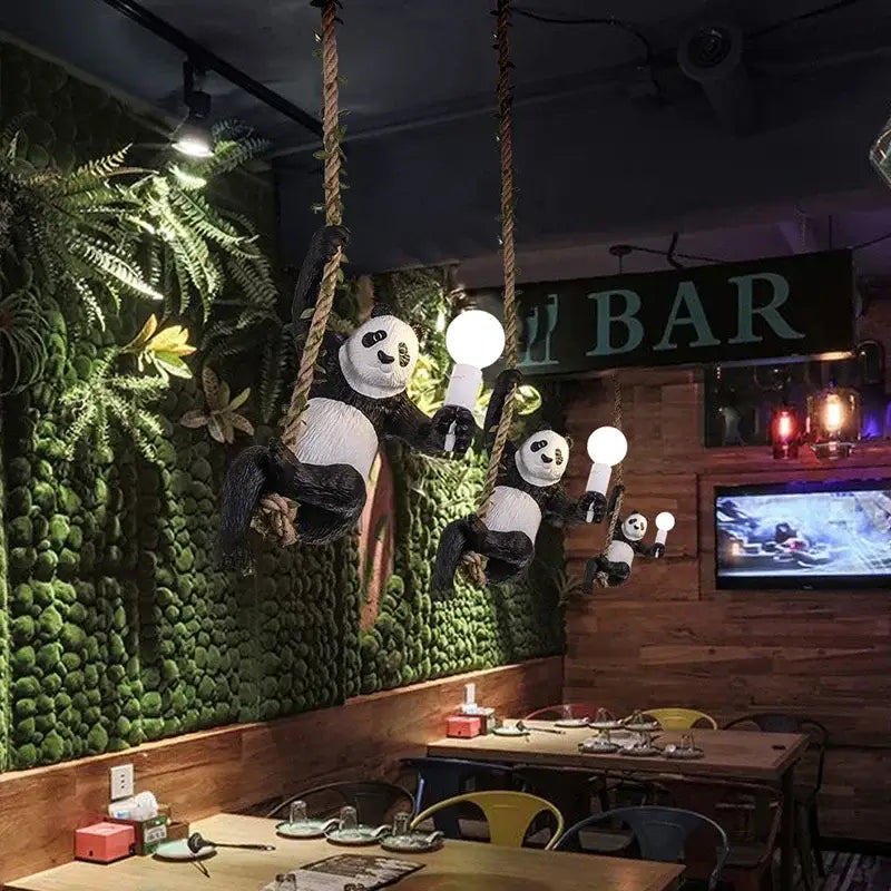 Suspension luminaire panda suspendu à une corde avec des végétaux

