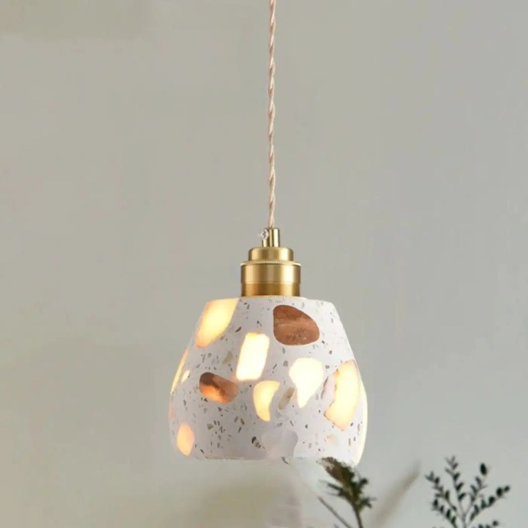 Suspension luminaire tosca en terrazzo blanc avec fragments dorés et cordon torsadé cuivre réglable montre limage longueur