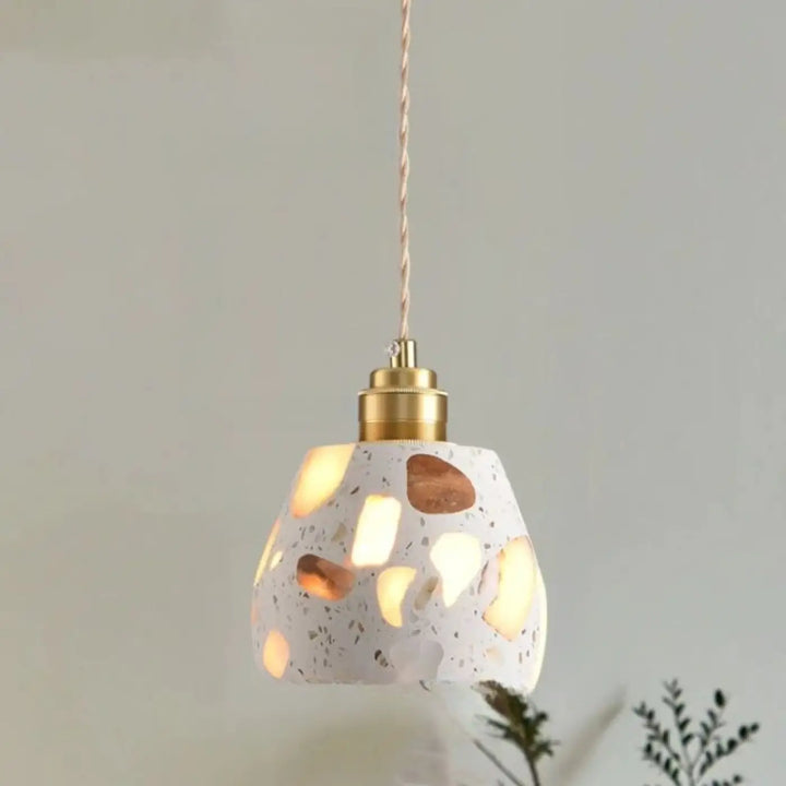 Suspension luminaire tosca en terrazzo blanc avec fragments dorés et cordon torsadé cuivre réglable montre limage longueur
