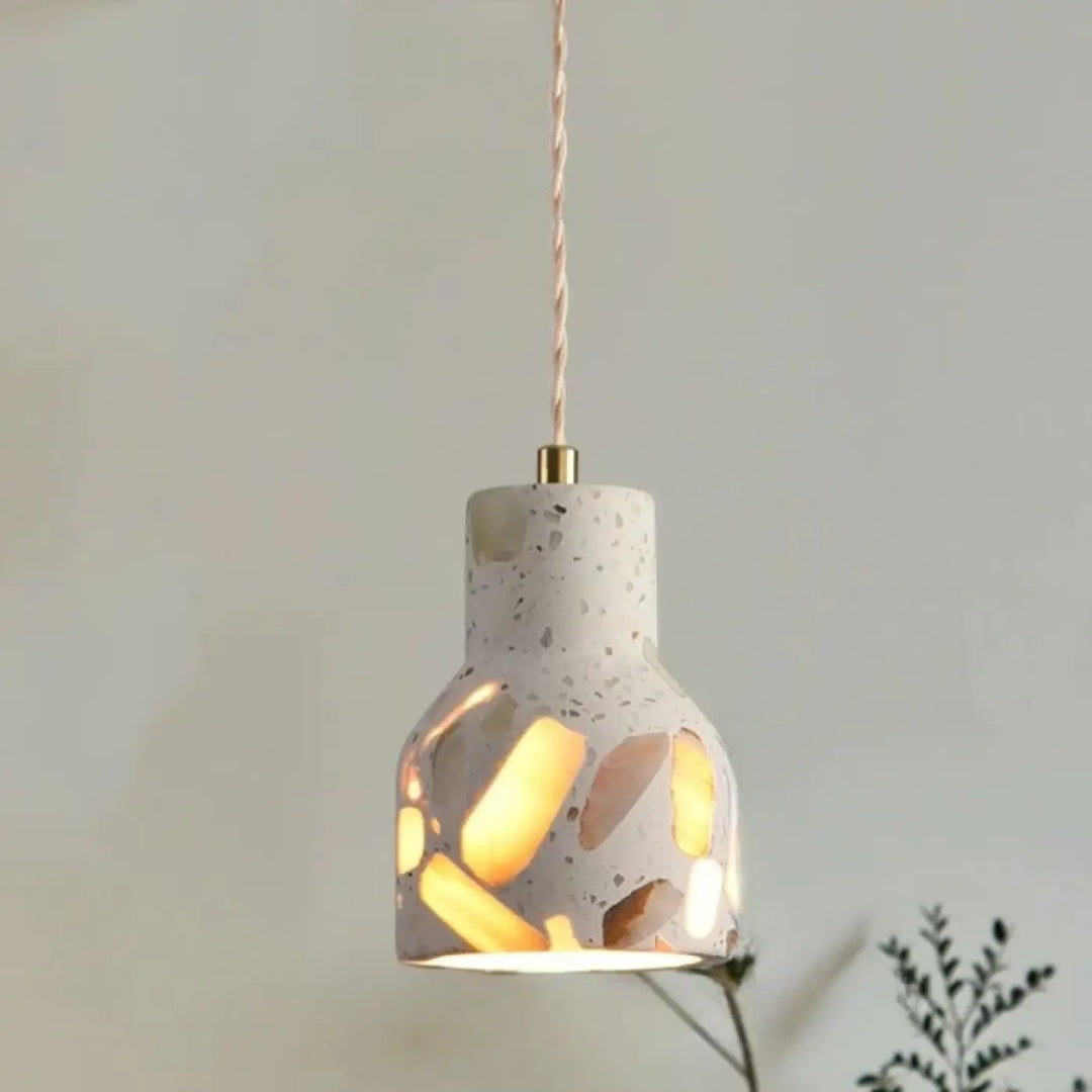 Suspension luminaire tosca montre l’image avec corps en béton moucheté et cordon réglable beige torsadé