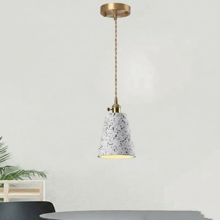 Suspension luminaire tosca avec abat-jour conique en terrazzo blanc et matériel en laiton avec chaîne cordon réglable