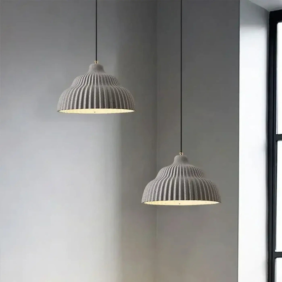 Suspension luminaire lunami avec deux suspensions grises en béton côtelé diffusant une lumière chaude