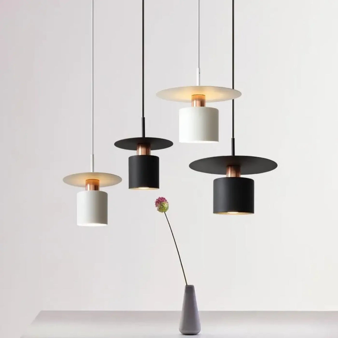 Suspension luminaire bougy moderne avec abat-jours cylindriques noirs et blancs et finitions cuivre raffiné