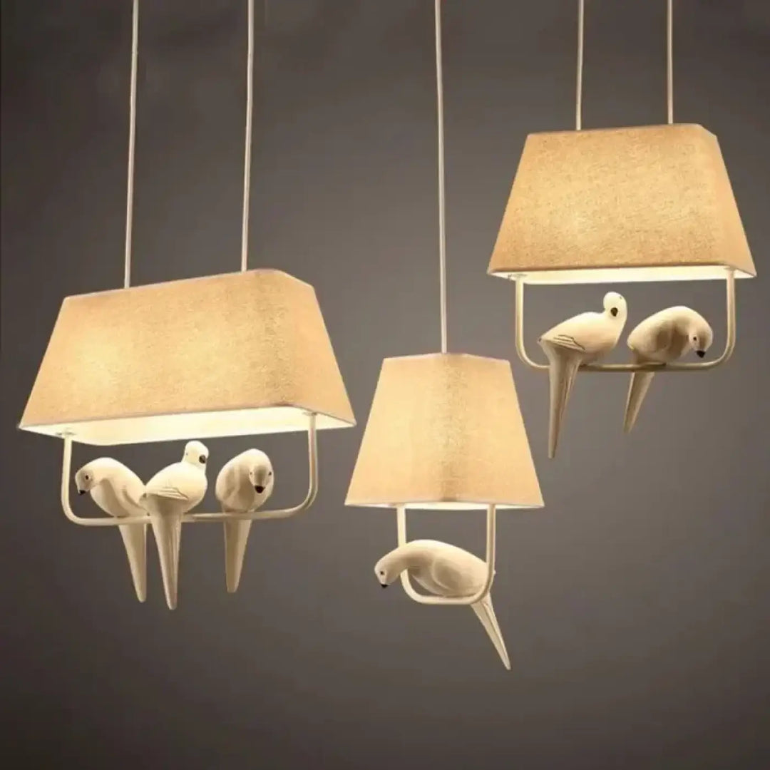 Suspension luminaire lumibird avec pendentifs oiseaux en céramique blanche et abat-jours en tissu beige rectangulaires