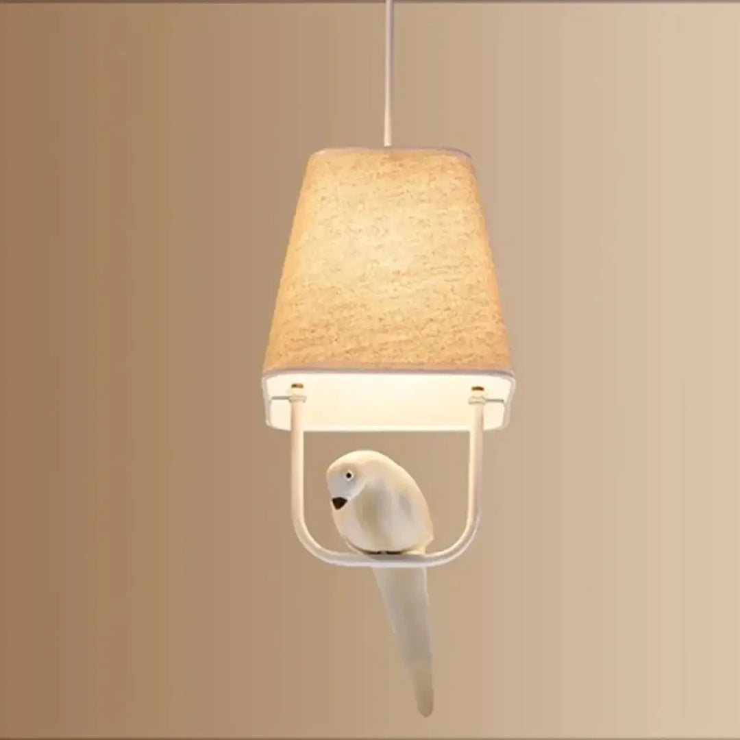 Suspension luminaire lumibird avec perroquet en céramique blanche sous un abat-jour tissé beige luminaire rectangulaire