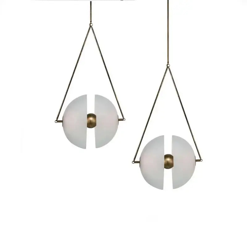 Suspension luminaire ronde en verre opalin et laiton doré élégant