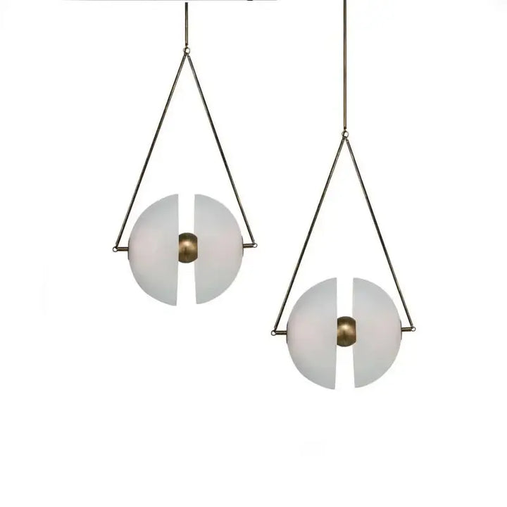 Suspension luminaire ronde en verre opalin et laiton doré élégant