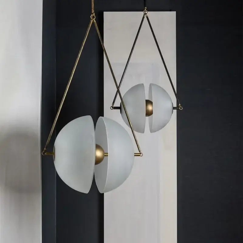 Suspension luminaire ronde en verre opalin et laiton doré élégant