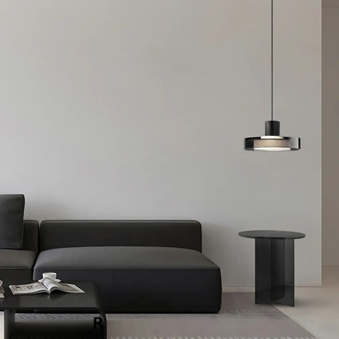 Suspension luminaire sylum minimaliste noire avec design circulaire et accents métalliques en verre teinté
