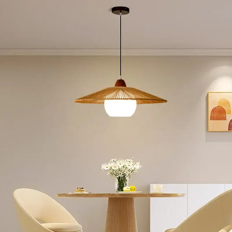 Suspension luminaire en rotin avec abat-jour blanc au style naturel