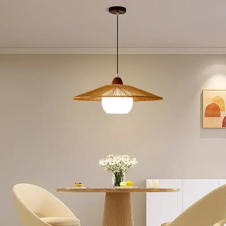 Suspension luminaire en rotin avec abat-jour blanc au style naturel