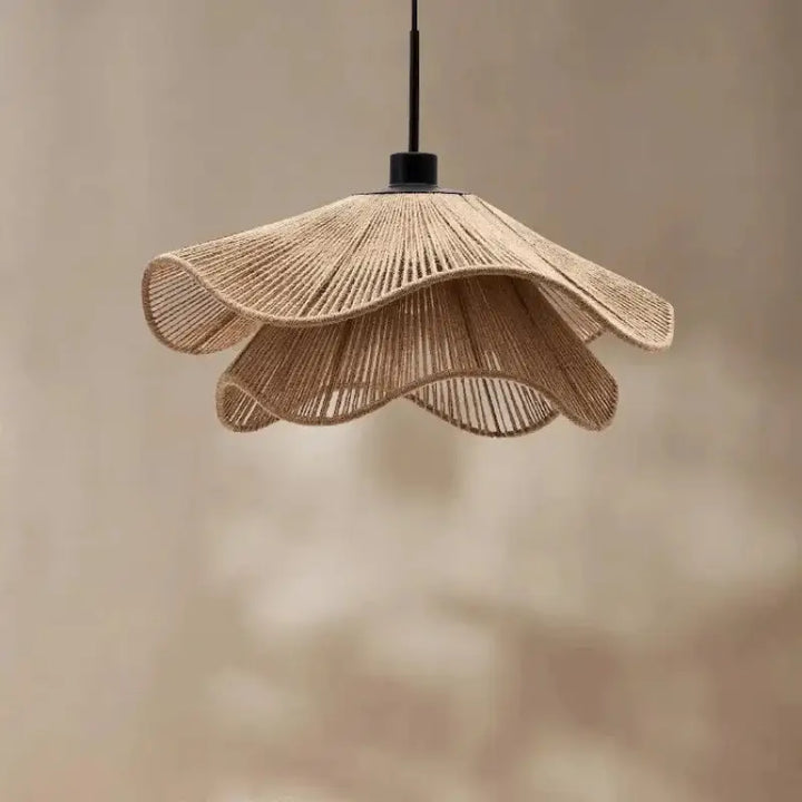 Suspension luminaire en rotin et chanvre idéal pour un restaurant

