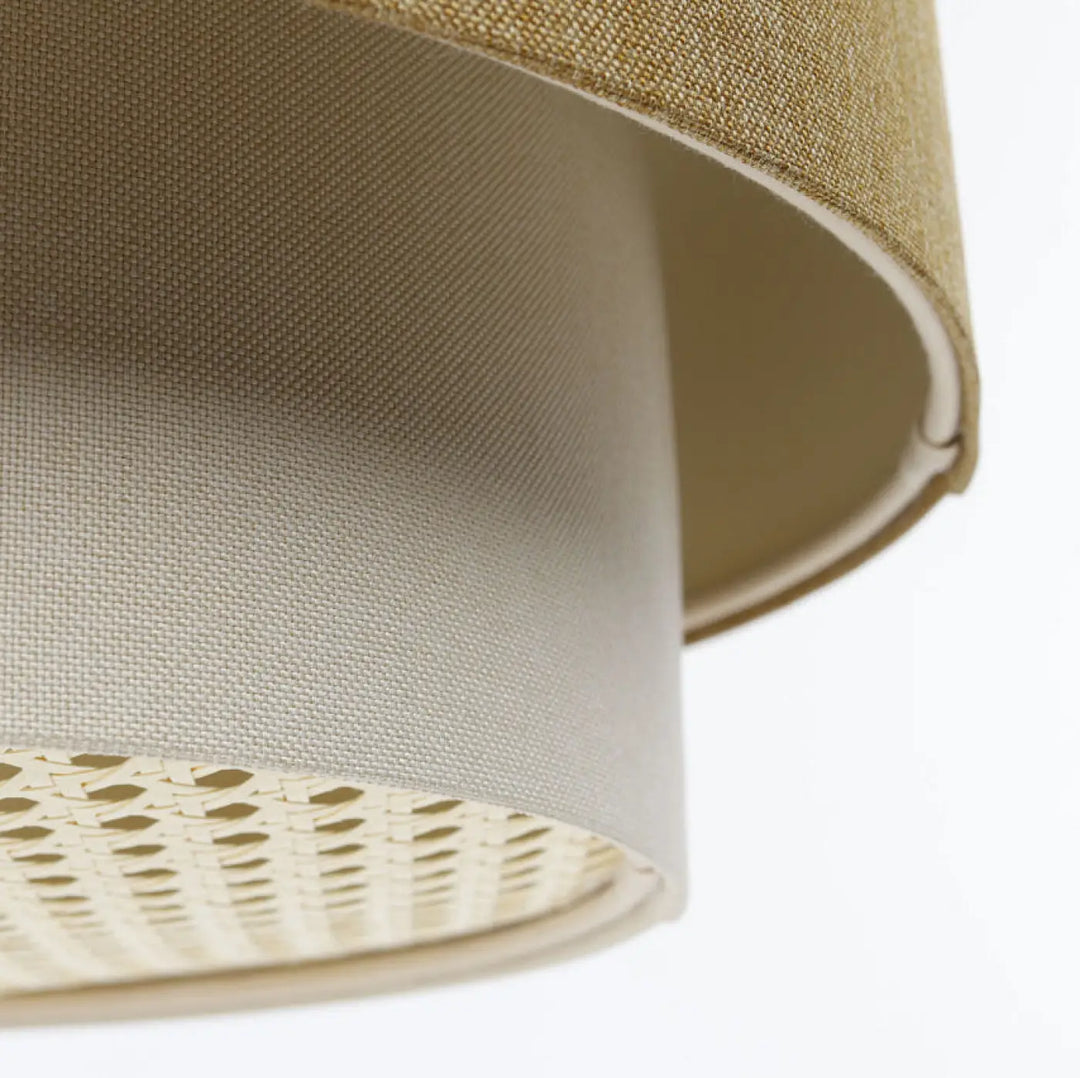 Suspension luminaire avec abat-jour en lin beige et base en rotin tressé couleur jaune moutarde crème écru