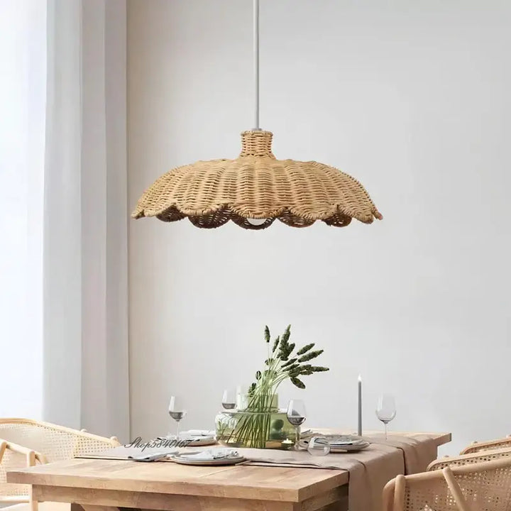 Suspension luminaire en rotin au style moderne façon marguerite

