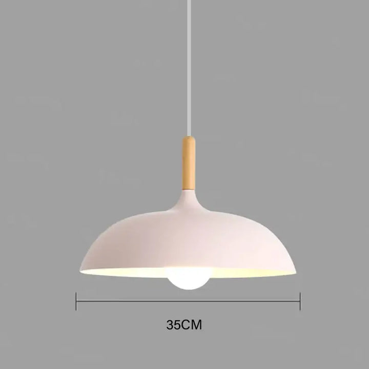 Suspension luminaire scandinave au design épuré avec détail bois

